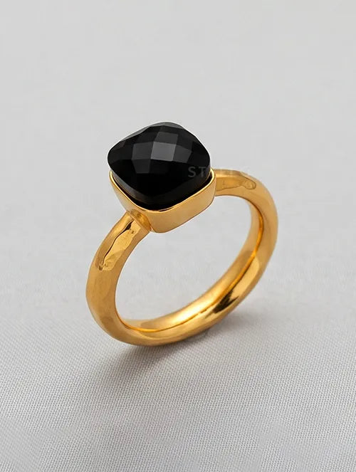 Anillo Facetado de Acero Quirúrgico con Baño Dorado y Cristal Negro