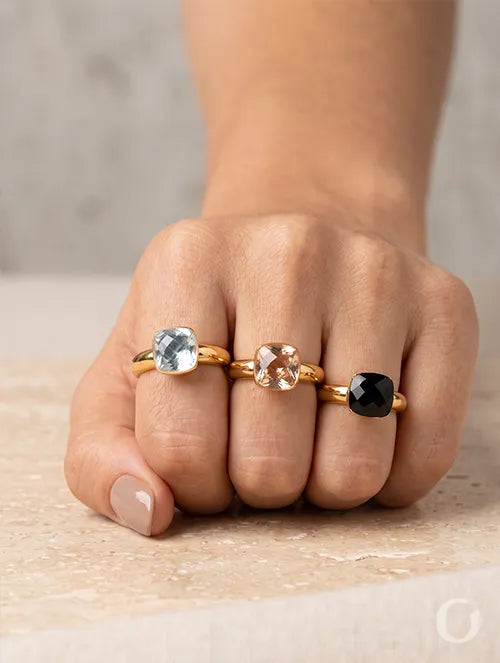 Anillo Facetado de Acero Quirúrgico con Baño Dorado y Cristal Champagne