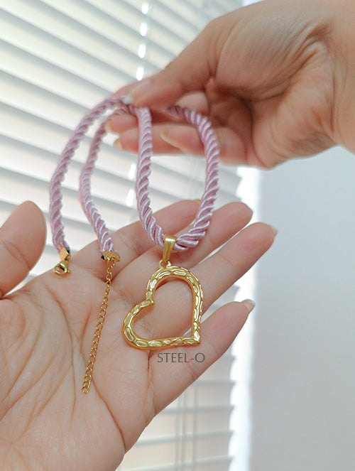 Dijes de corazón en acero para mujer: amor y estilo que perduran