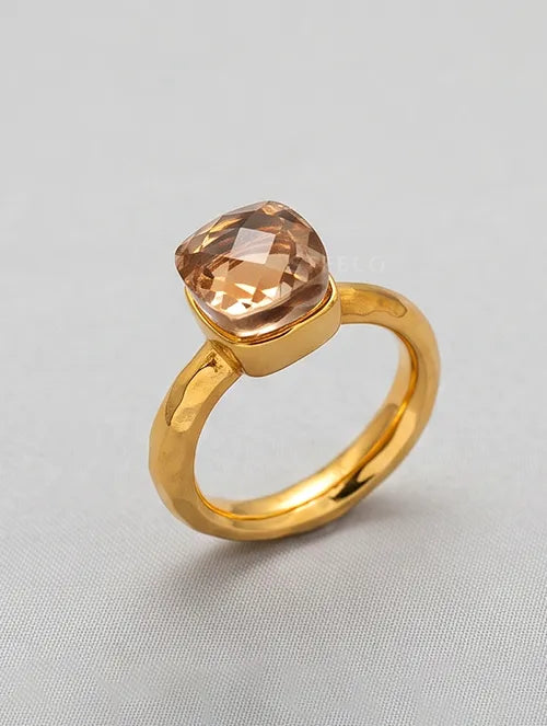 Anillo Facetado de Acero Quirúrgico con Baño Dorado y Cristal Champagne