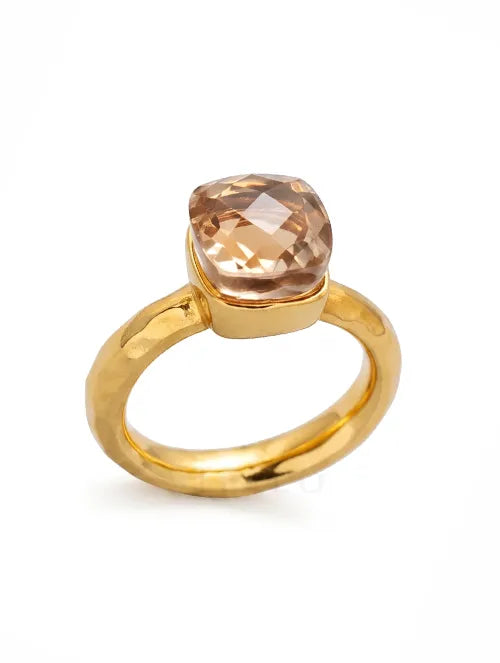 Anillo Facetado de Acero Quirúrgico con Baño Dorado y Cristal Champagne