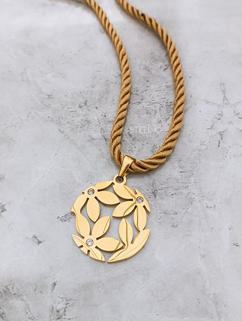Collar Cordón con Dije Redondo Flora Acero Quirúrgico Baño PVD 18k