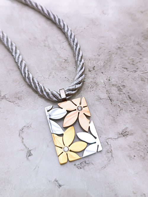 Collar Cordón con Dije Rectangular Jardín Acero Quirúrgico Baño PVD 18k