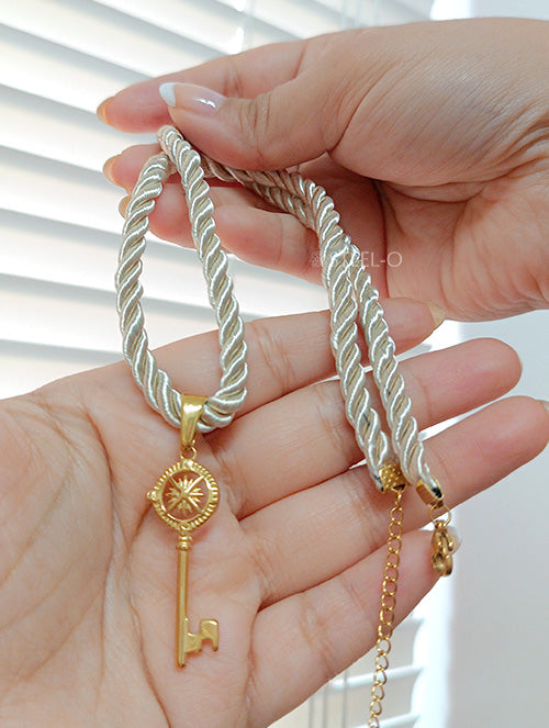 Collar Cordón con Dije Llave Acero Quirúrgico Baño PVD 18k