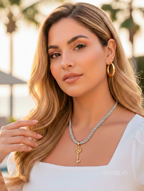 Collar Cordón con Dije Llave Acero Quirúrgico Baño PVD 18k