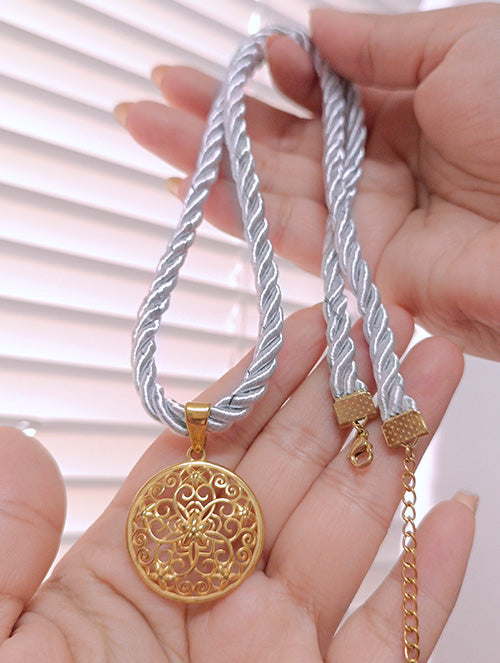 Collar Cordón con Dije Mandala Acero Quirúrgico Baño PVD 18k