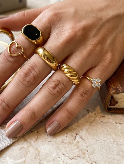 Anillo Croissant de Acero Quirúrgico 316L con Baño PVD Oro 18k | Steelo Joyas
